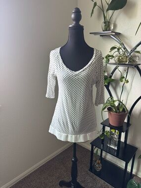 Women's White Polka Dot V-Neck Short Sleeve Tee